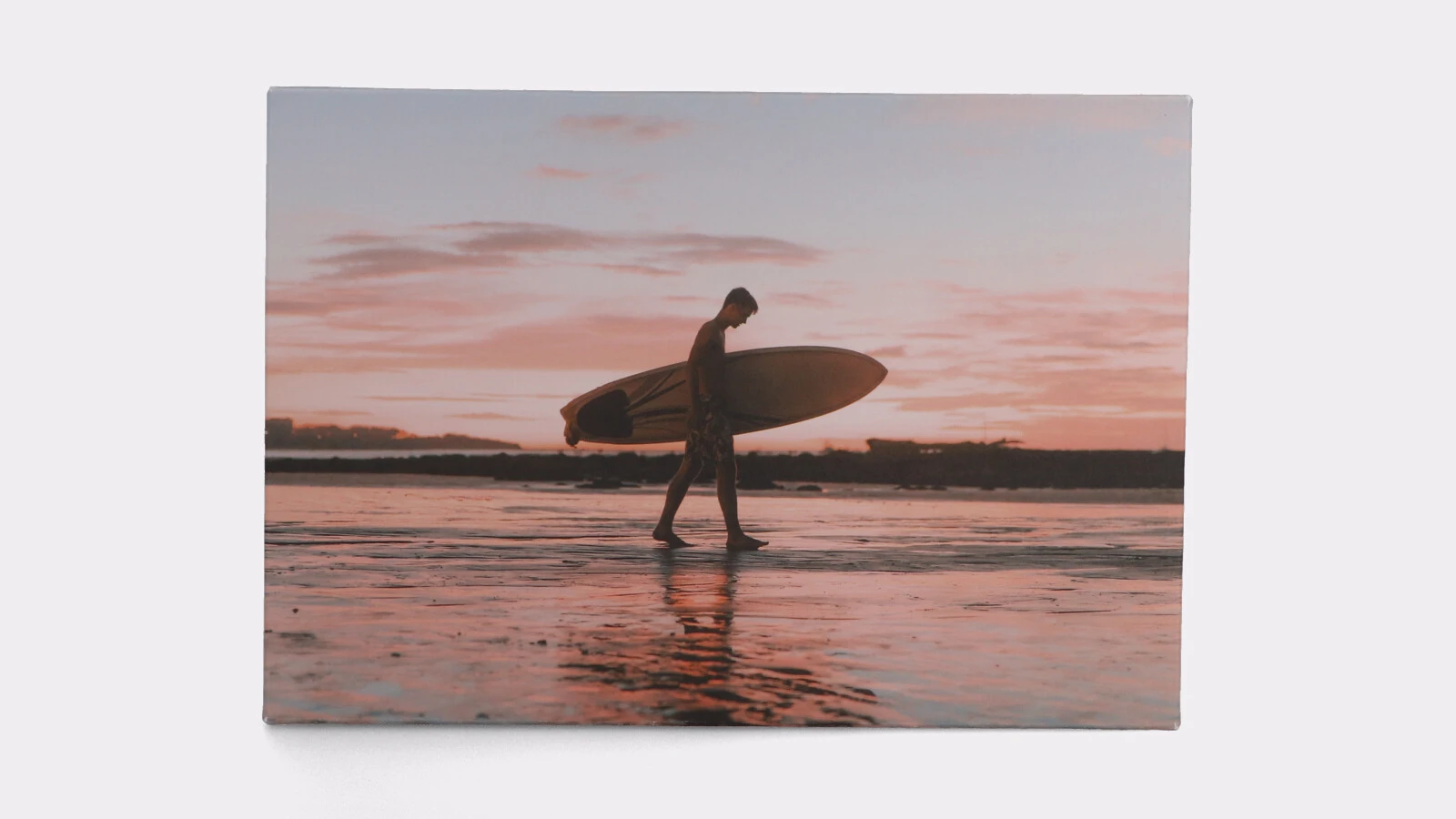 Surfeur en pleine nature – tirage photo au format paysage sur toile, vue de face