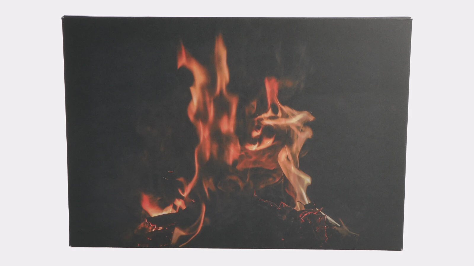 Ambiance intense : feu ouvert sur fond noir – tirage photo au format paysage