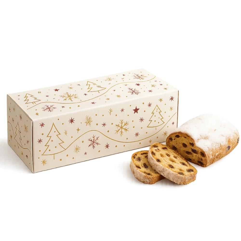 Christstollen in festlicher Geschenkbox – weißer Karton mit gold-rotem Weihnachtsdesign neben aufgeschnittenem Stollen mit Puderzucker