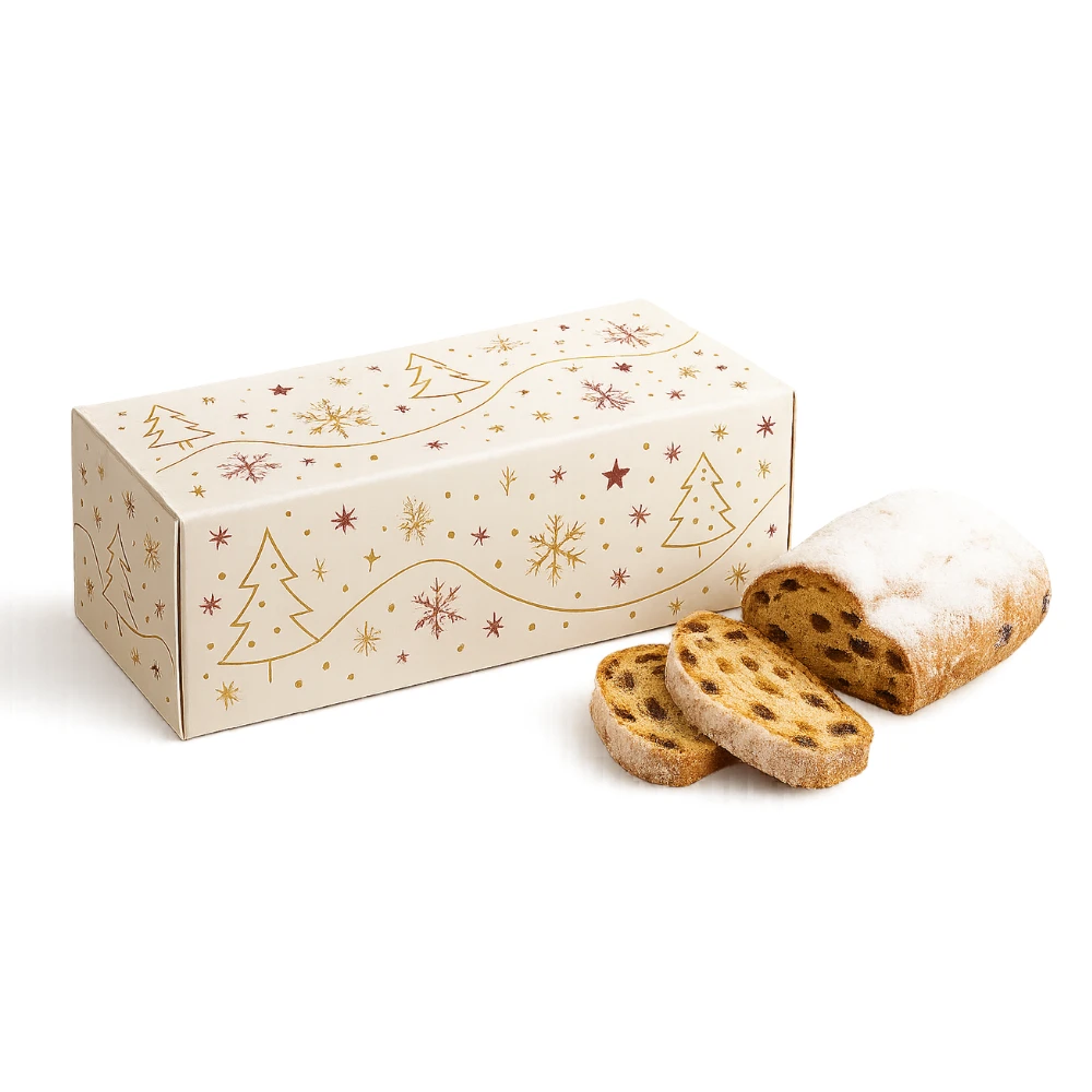 Christstollen in festlicher Geschenkbox – weißer Karton mit gold-rotem Weihnachtsdesign neben aufgeschnittenem Stollen mit Puderzucker