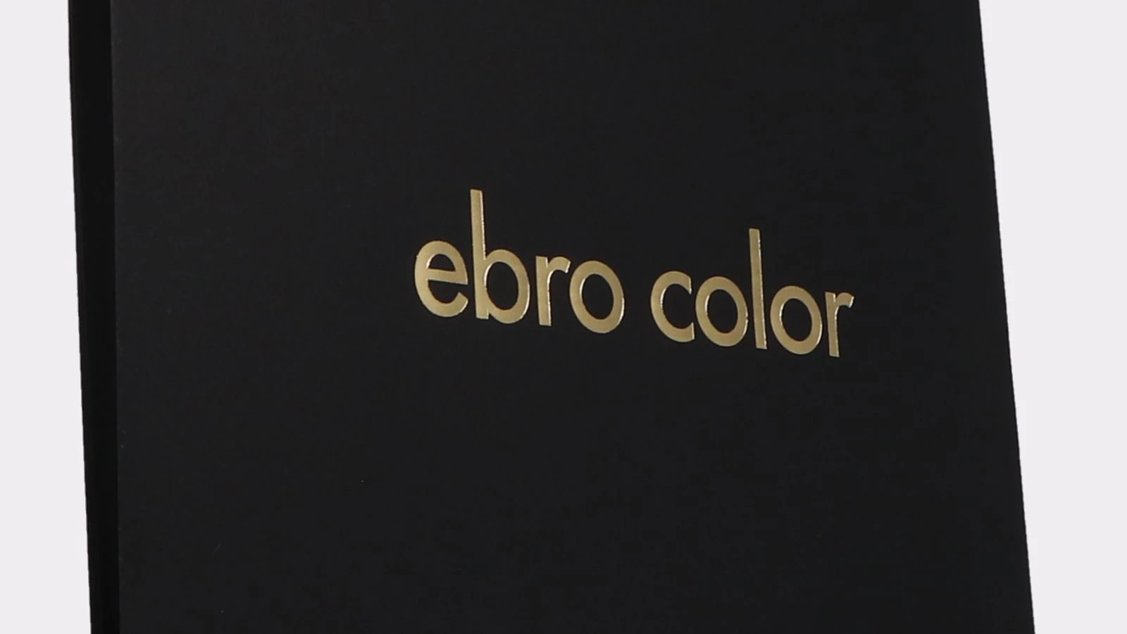 Schwarzer Papierbeutel mit edler Goldprägung – fühlbare Veredelung für exklusive Markenpräsentation