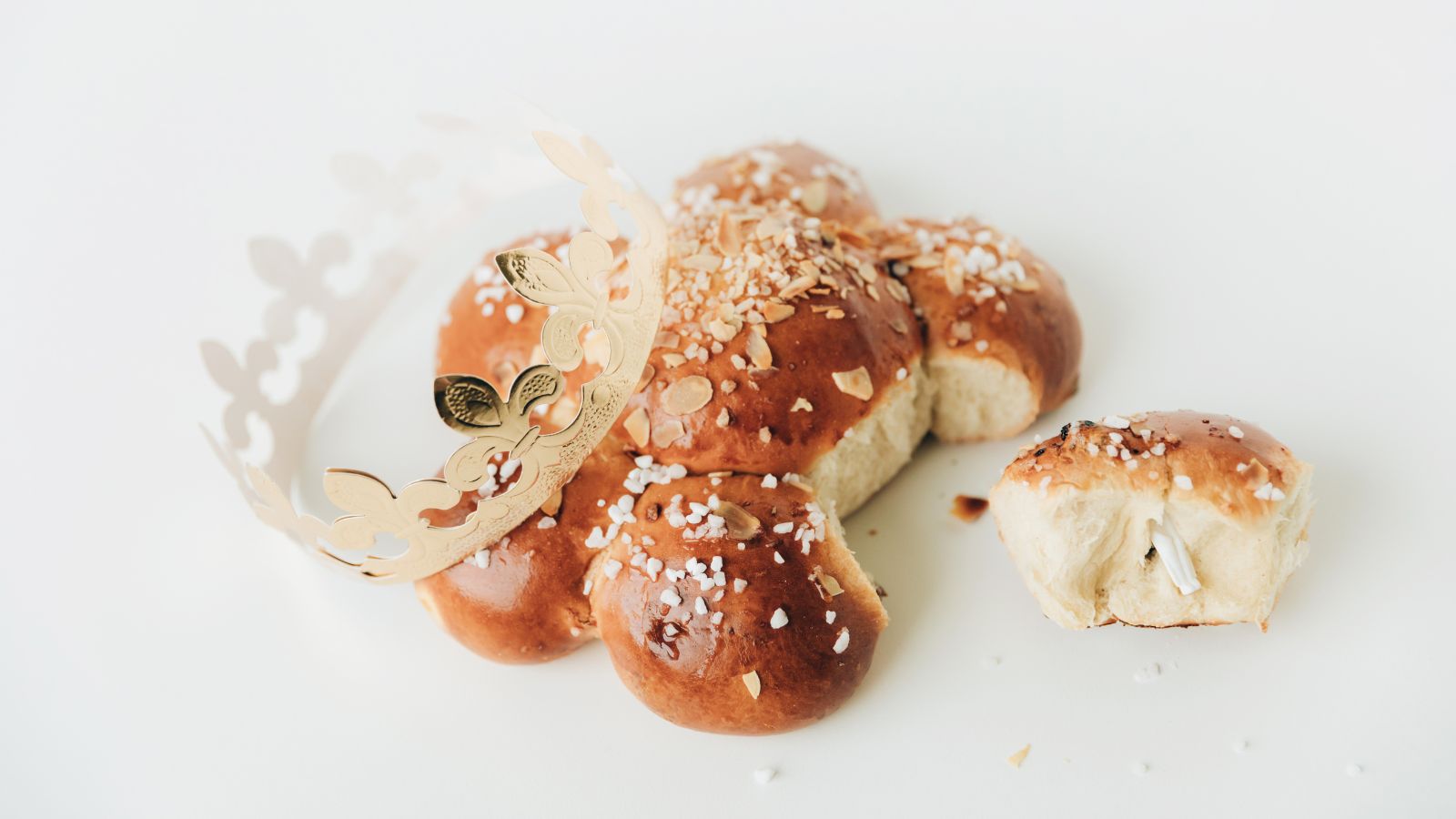 Dreikönigskuchen mit Karton-Krone